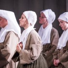 Anne Sophie Duprels (2l) as Sister Angelica with chorus